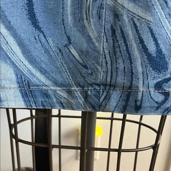 Swirl Denim Mini Skirt size 8 Wild Fable like new with small slit at front seam - Picture 7 of 9